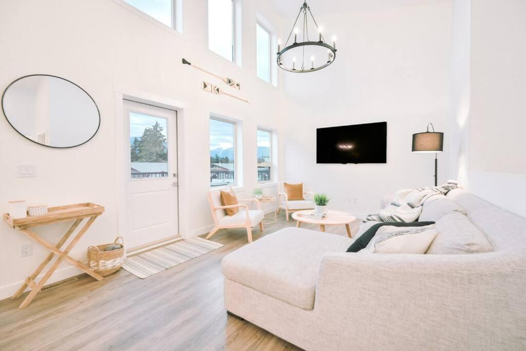 Oasis Getaway, Mins To Lake, King Bed, Dbl Garage Invermere Exterior photo