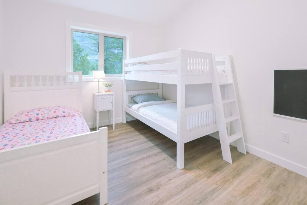 Oasis Getaway, Mins To Lake, King Bed, Dbl Garage Invermere Exterior photo